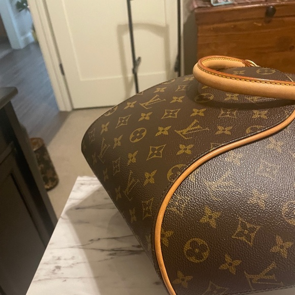 Louis Vuitton - Picture 1 of 5